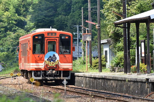 阿木駅を発車する明知鉄道