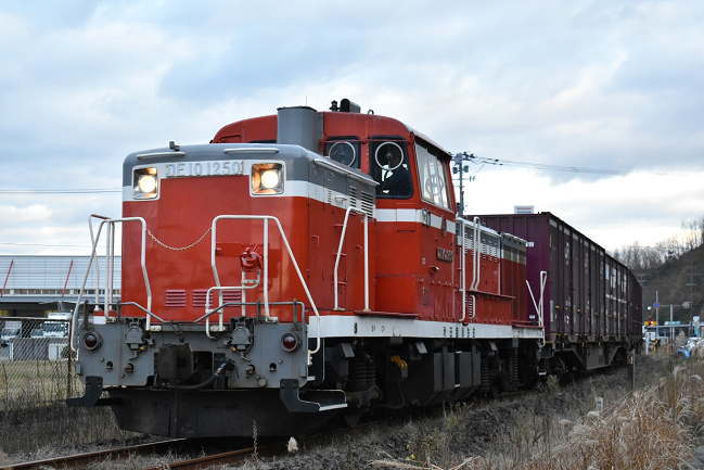 秋田臨海鉄道DE10 1250が牽引する秋田港発向浜行21列車