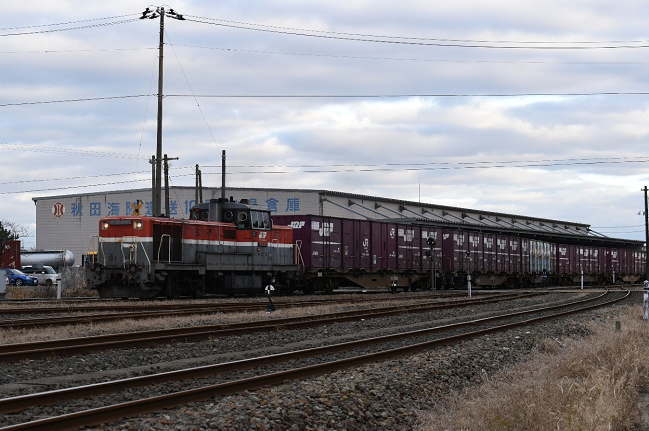 貨物列車が秋田港駅に到着