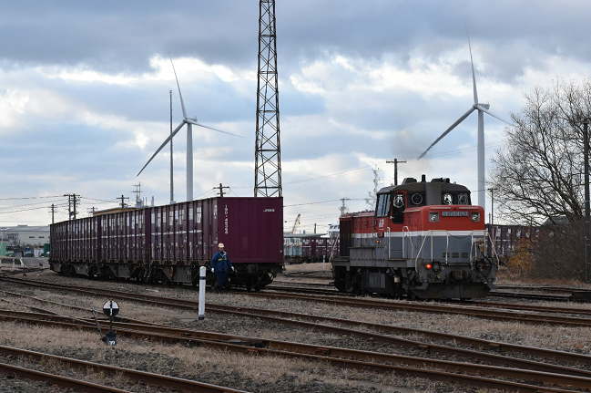 秋田港駅の入れ替え作業