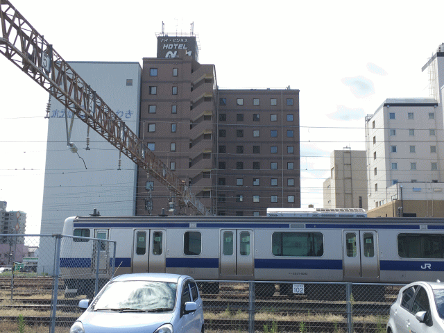 常磐線の線路越しに見たホテルアルファーワンいわき