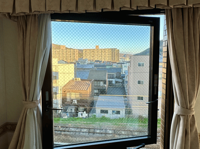 ホテル・アルファ-ワン尾道の窓辺の様子