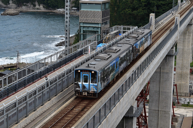 餘部橋梁を渡る山陰海岸ジオライナー