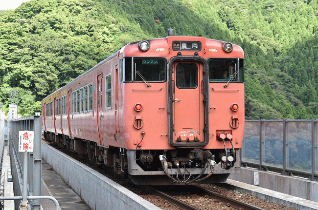 餘部橋梁に向けて発車するキハ47