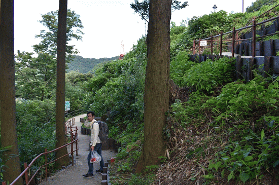 餘部駅から集落に至る道