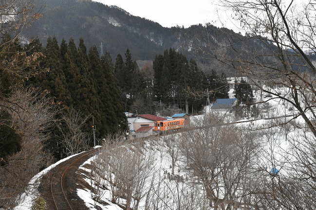 阿仁合を発車した鷹巣行