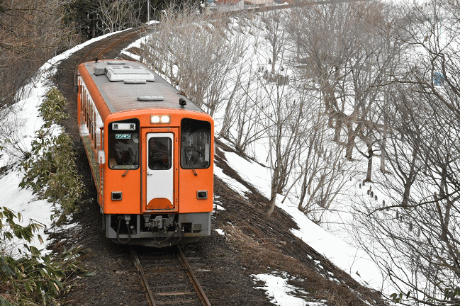阿仁合を発車した8000形