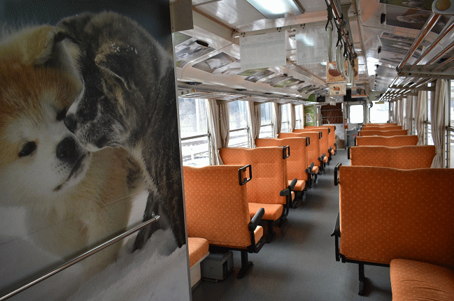 土曜日の夕方の秋田内陸縦貫鉄道のガラガラの車内