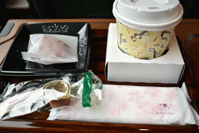 青のシンフォニーの車内で頂く「西吉野の柿スイーツセット」