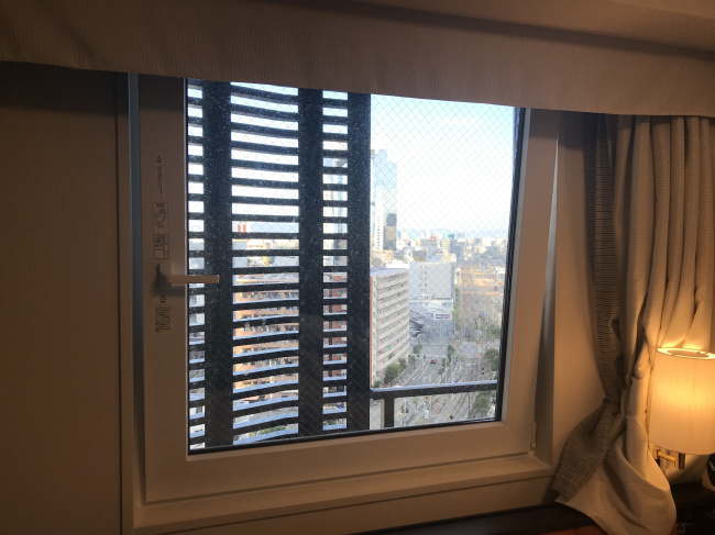 アパホテル大阪梅田の窓辺の様子