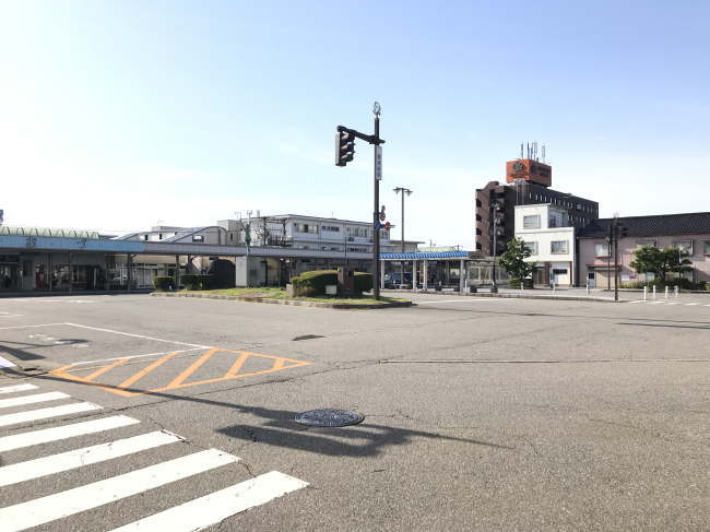 魚津駅の駅前広場から見たアパホテル魚津駅前