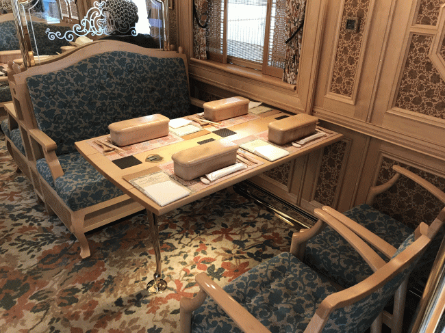 或る列車の1号車の4人掛け座席