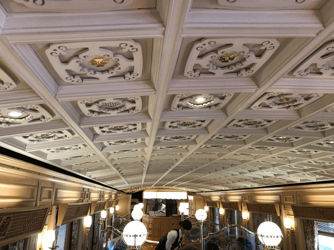 或る列車の1号車の格天井