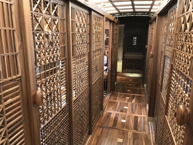 或る列車の2号車の車内