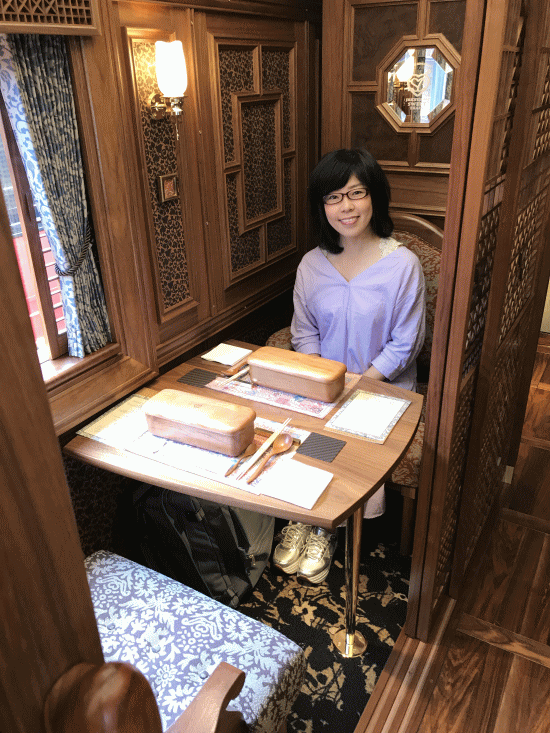 或る列車の二号車の個室