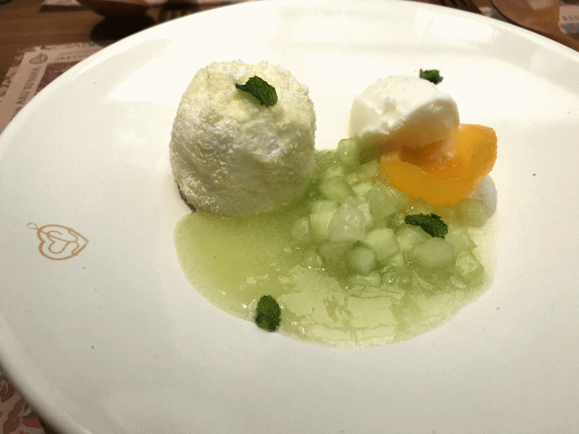 メロンのドームケーキ、ビワとともに（或る列車）