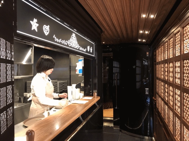 或る列車の車端部のドリンクコーナー