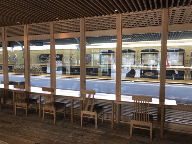 日田駅の待合室から見た或る列車