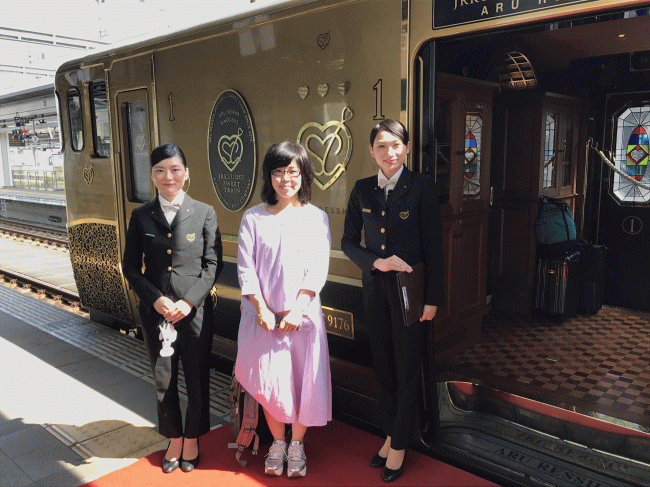 或る列車のアテンダントと記念写真