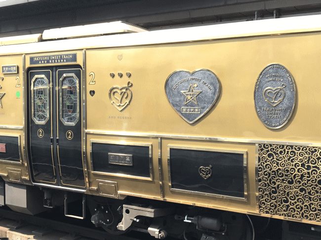 或る列車の車体に取り付けられた金属製の造作物