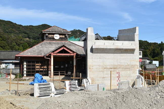 甲浦駅のスロープと橋脚