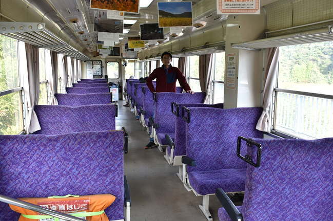 阿佐海岸鉄道のクロスシートの車内
