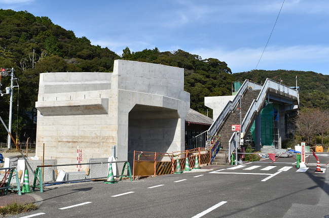 甲浦駅と工事中のスロープ