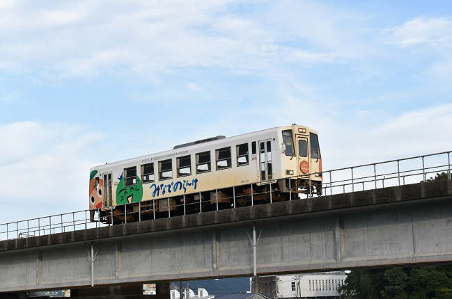 宍喰駅を発車する阿佐海岸鉄道