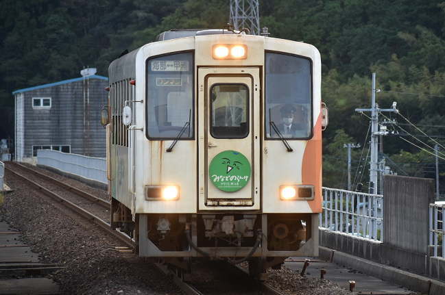 宍喰駅に到着する海部行