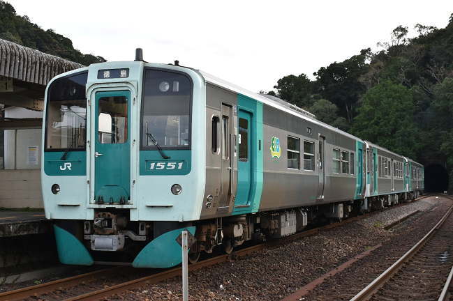 海部駅に停車中のJR四国の1500形気動車