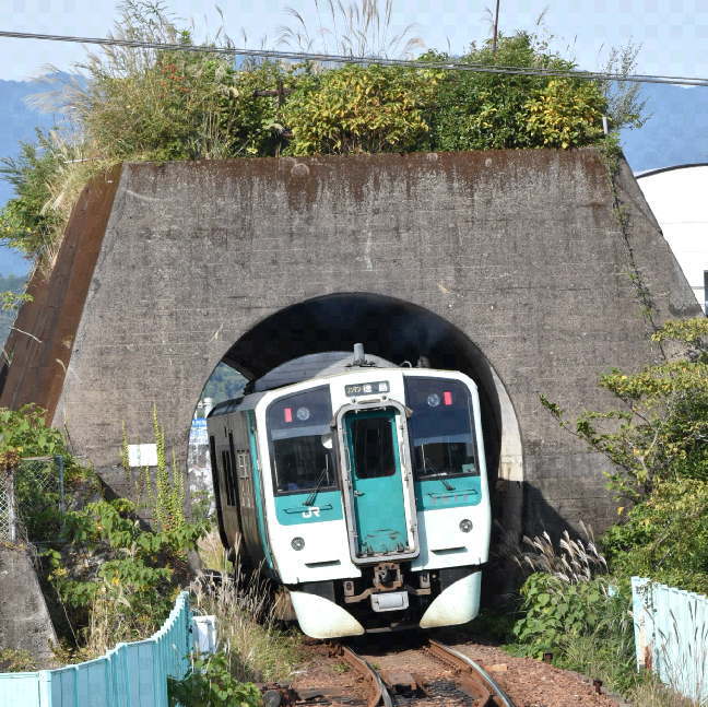 海部駅名物の山がなくなったトンネル