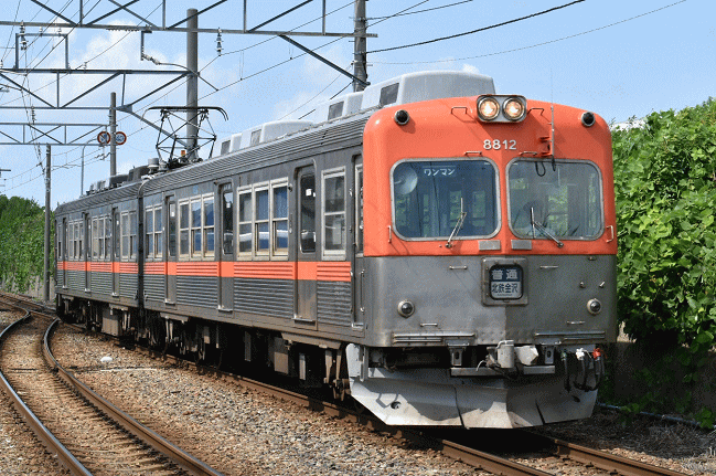 三ツ屋駅に到着する北鉄金沢行8000系