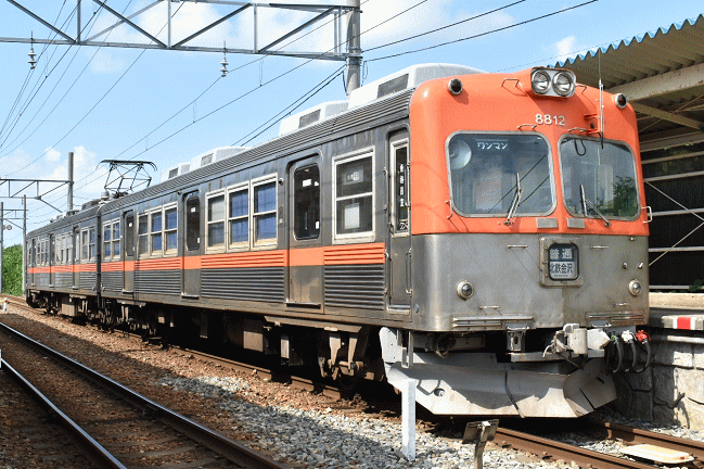 三ツ屋駅に停車中の浅野川線の8000系