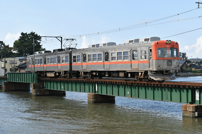 大野川を渡る北鉄金沢行