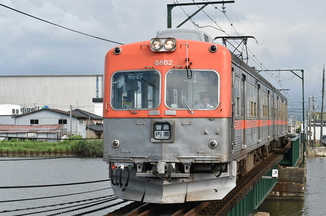粟ヶ崎駅のホーム端から浅野川線を撮影