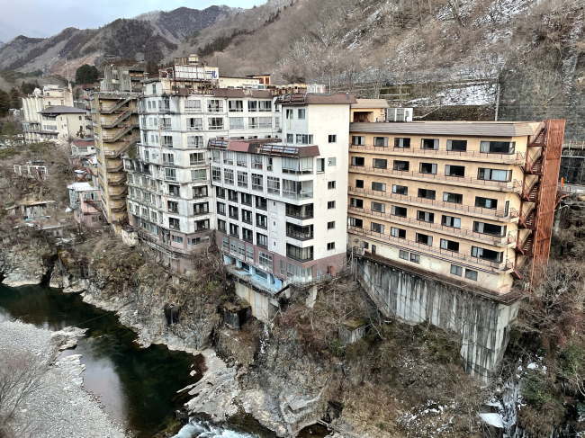 あさやホテルから見た廃墟群