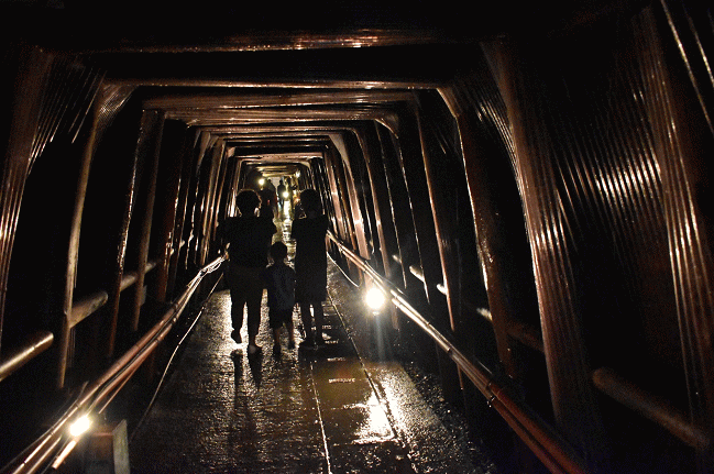 足尾銅山の坑道