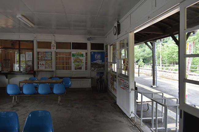 足尾駅の駅舎内