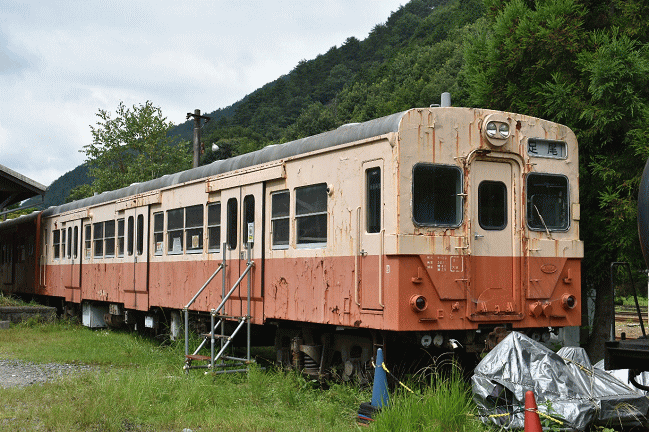 キハ3035号は国鉄塗色（足尾駅）