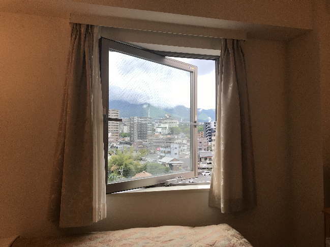 HOTEL AZ 大分別府駅前店の部屋の窓の様子