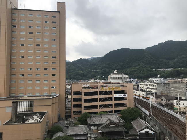 HOTEL AZ 大分別府駅前店の廊下の窓からの景色