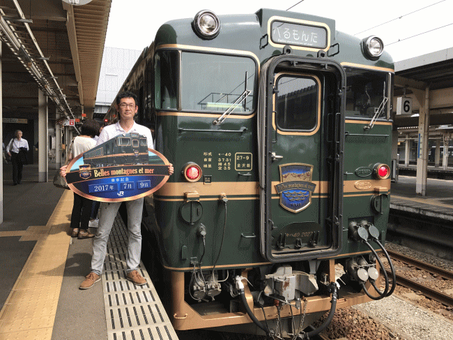 べるもんたのプレートを持って記念撮影(高岡駅にて)