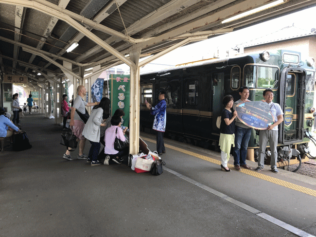 氷見駅に到着したべるもんた