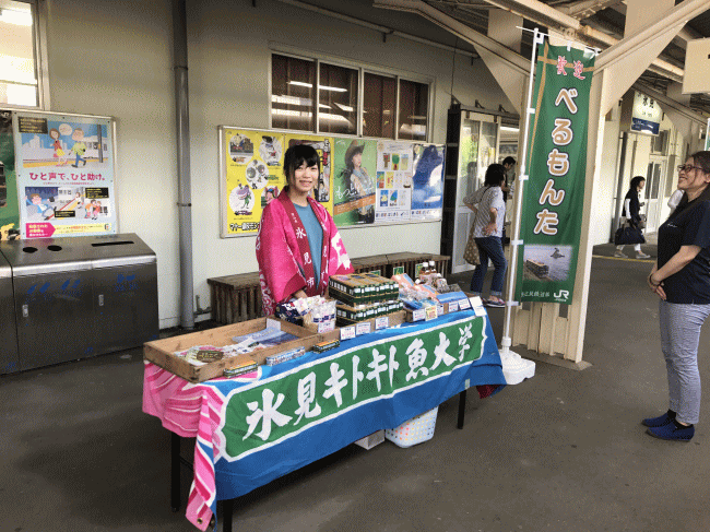 氷見駅でべるもんたを歓迎する地元の可愛いお姉さん