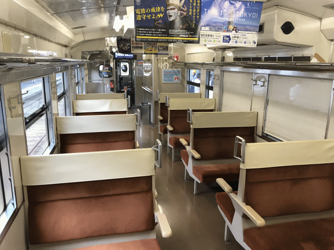 氷見線の普通列車の車内