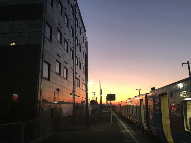土佐山田駅ホームから見たビジネスホテルダイワ