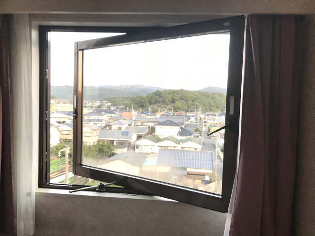 ビジネスホテルダイワの窓の開き方