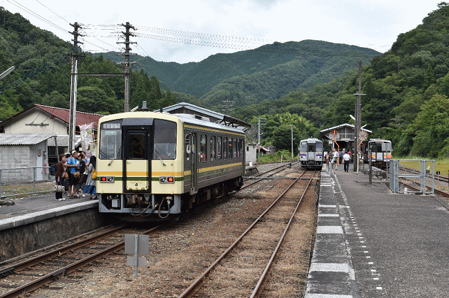 備後落合駅に3つの列車が集う瞬間
