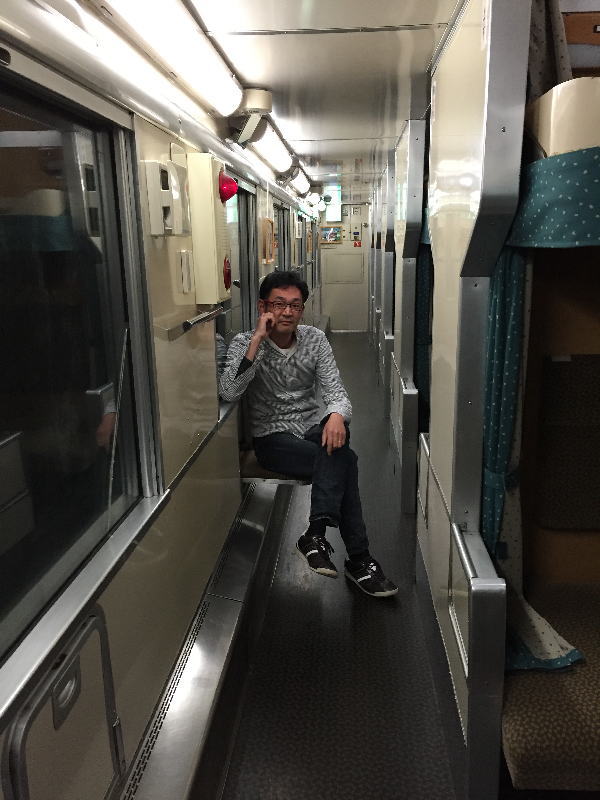 ブルートレインたらぎの開放型B寝台車内にて