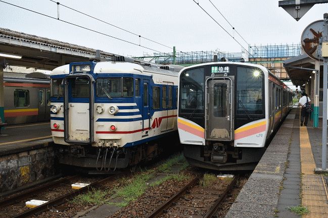 吉田駅で停車中のＥ１２９系と１１５系Ｎ３７編成「第一次新潟色」